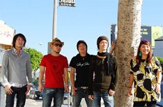 昨日2月10日に地元沖縄・北谷でストリートライブを敢行したHY。スペースシャワーTVの特設サイトでは、後日このライブのレポートを掲載予定。