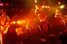 2月9日に渋谷クラブクアトロで行われた初のワンマンツアーのファイナル公演も大盛況。なお、この模様は3月27日にスペースシャワーTVで放送される。