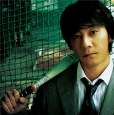 PVでは、歌詞の内容にあわせて筋肉痛になるほどバットを振り回した山崎。かなりひさしぶりにバットを握ったという小日向のバッティングシーンにも注目だ。