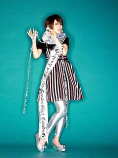 ムービーは絵本のような展開。キャラクターの雰囲気に見事にハマっている彼女の演技に注目だ。