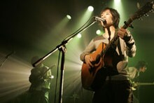 ライブのMCでは「風になって」について「CD屋で買ったら握手会の参加券をもらってしまった」（山本健太：Key）、「うちの父親は30枚買いまして。今日も来てると思います（笑）」（林陽介：B）といった微笑ましいエピソードも語られた。