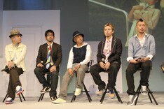 先日行われた制作会見で、リリックを担当したPESは「胸キュン」をキーワードにしたこの曲について「（ブランドが）スタイリッシュで、胸キュンだなと思いました！」とコメント。