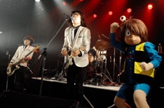 ザ50回転ズはアニメにも出演決定。7月放送予定でロックバンド「ザ50回転ズ」として登場し、メンバーが声優デビューを果たす。