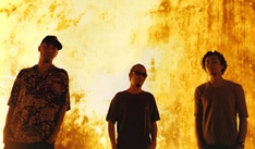 ADFの来日公演はこれまでもソールドアウトが頻発。今回もチケットは早めに確保しておきたい。