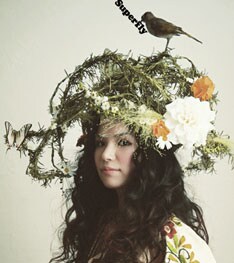 「愛をこめて花束を」はデビュー前からライブで披露されていた、ファンにはおなじみのナンバー。現在、TBS系ドラマ「エジソンの母」主題歌としてオンエアされている。