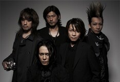 本作には対象店舗限定の先着購入特典も用意。対象店舗リストは4月上旬に発表される。