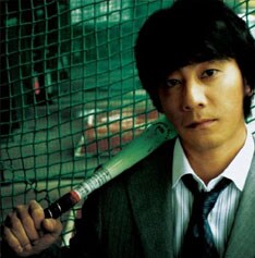 山崎まさよしは3月12日にニューシングル「真夜中のBoon Boon」をリリースする。