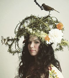 「愛をこめて花束を」（写真）は、iTunes Storeで音源・PVともにダウンロード・チャート1位。そのほか着うたなどでも軒並み上位にランクインしている。