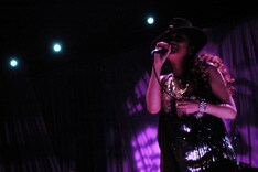 ライブで初披露された新曲「どんなに遠くても…」では、涙を流し聴き入るファンの姿も。明日3月6日には名古屋CLUB QUATTROでツアーファイナル公演が行われる。