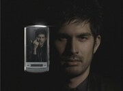 平井堅がスタイリッシュに新携帯の魅力をアピール