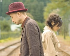 浜崎貴司はこのほか、FLYING KIDSとして4月末開催の「ARABAKI ROCK FEST.08」にも出演する。