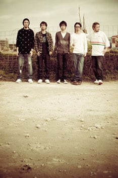 3月5日にニューシングル「君station」をリリースしたばかりの彼ら。この主題歌のCD発売にも期待したいところだ。