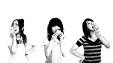 3人は3月11日から5月4日まで、アルバムリリース前のツアーを開催中。