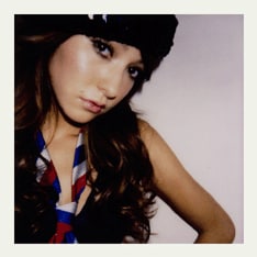 4月14日には初の写真集も発売。4月26日にはアルバムと写真集の発売を記念したトークショーをHMV渋谷店で行う。