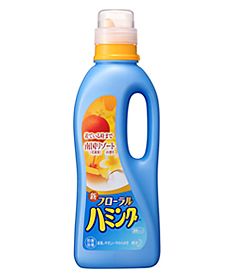 「フローラルハミング濃縮 南国リゾートの香り」は天然生まれの柔軟成分配合。持続性の高い香り成分を配合し、着ているときまで南国リゾート気分の香りが持続する。