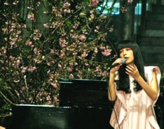 ピアノをバックにバラード2曲を熱唱。