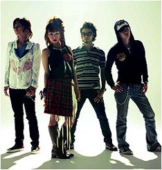 結婚シーズンにあわせて発表される新曲「PLEASE! MARRY ME!!」。結婚の予定がない人も特典の「縁結び!?」ステッカーを手に入れておこう。