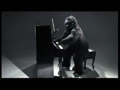 迫力満点だがどことなくユーモラスなビデオの1シーン。オフィシャルサイトではCMスポットの配信も行われている。