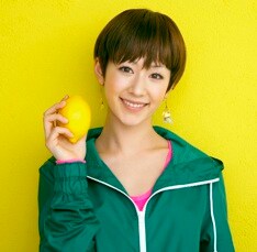 レモンを片手に笑顔のカエラ。キレートレモン新CMは近日放送スタート予定。