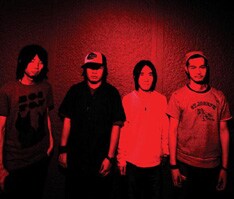 スプリットEP「A Tiny Twofer」に収めれていた「Ef」はアルバムバージョンで収録。