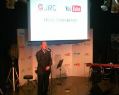 記者発表会には、グーグル株式会社代表取締役社長の村上憲郎氏も登場。「これから音楽コンテンツ産業と手を携えて、新しい時代を切り開いていきたい。今日がその第一歩となればと思っている」と今回の提携について話した。