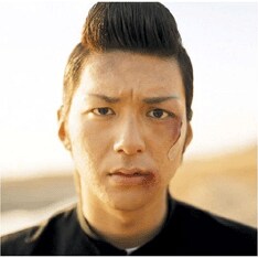 写真は最新シングル「旅立ち」。ジャケットには、俳優の石田卓也がリーゼント姿で登場。