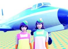 左がオリジナルメンバーのレナで、右が新しく加入したリサ。後ろが飛行機。