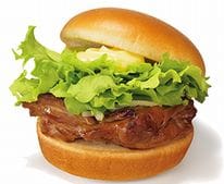 テリヤキチキンバーガーは320円。直火で焼いたチキンとシャキっとしたレタスが人気の秘密。