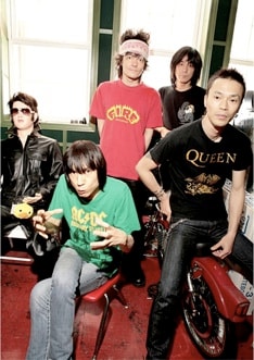 クロマニヨンズ「エイトビート」で梅雨をエンジョイ - 音楽ナタリー