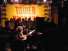 3月27日にタワーレコード渋谷店で行われた原田郁子のインストアライブは、フロアにピアノを置く異色のスタイル。集まった150人のファンを美しい歌声と演奏で魅了した。