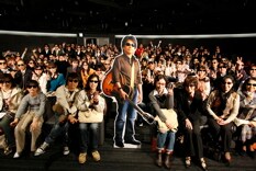 それぞれが思い思いのサングラスで、浜省になりきったファン100人。この中に浜省本人がまぎれ込んでいても、意外と気づかないかも？