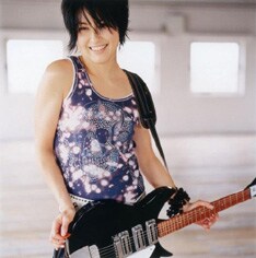 ライブ活動に合わせた新作のリリースにも期待したいところ。