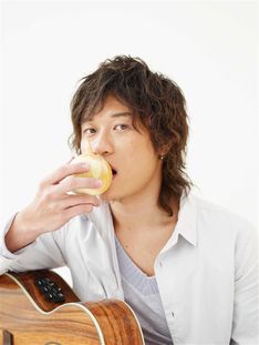 ジャケットには生のタマネギにかぶりついてナミダを流すタカチャの姿が。