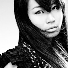 「KIZUNA」は、セリーヌ・ディオンやチャカ・カーンなど多数のアーティストを手がけるトム・キーンがプロデュース。トムは「彼女の歌声を聴いて、一緒に仕事しようと思ったんだ。彼女は、超特急でトップに登り詰めるよ」とコメントしている。