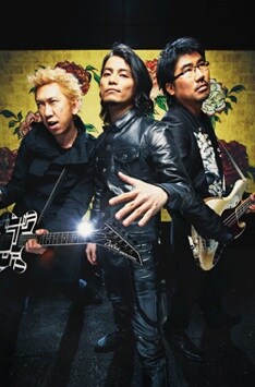 三者三様の佇まいを見せるThe THREEのアーティスト写真。才気みなぎるHOTEIの表情に注目。