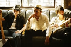 Jackson vibe×ヘルマンのコラボ曲「ONE WAY SOLDIER」の詞はグローバー和義（写真中央）とyoheyOKAMOTOの共作によるもの。OKAMOTOは現在、木村カエラのサウンドプロデュースなどで活躍中で、今後のヘルマンとしての活動は未定とのことだ。