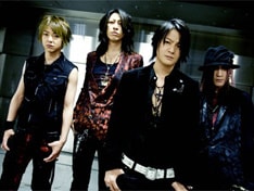 GLAYは昨日4月9日に配信限定シングル「STARLESS NIGHT」「-VENUS」をリリースしたばかり。