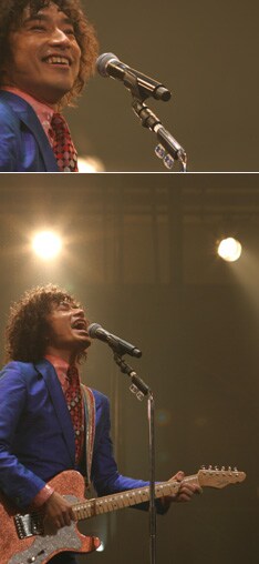 歴代シングル曲を次々と歌い上げたトータス松本（写真）。20年目の今年はバンドと並行したソロ活動などパワフルな活躍を見せている。