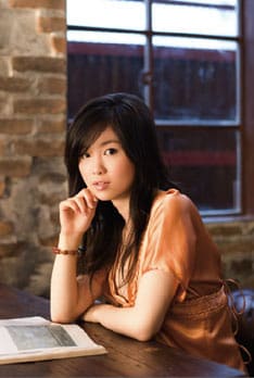 JYONGRIと青山テルマは幼なじみ。フジ「HEY!HEY!HEY!」の収録でひさびさに再会した2人は、それぞれブログでそのときの様子を報告している。