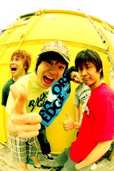 最短17秒、1番長いものでも2分半という圧倒的な疾走感はRAZORS EDGEならでは。ポップでスラッシーなサウンドはまさに「THRASHING GOES LOVELY」。