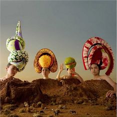 ジャケットはジャイアント化して土から生えているメンバー4人。