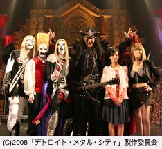 ノーメイクでありながら圧倒的な存在感を見せつけるジーン・シモンズ（中央）。