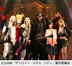 ノーメイクでありながら圧倒的な存在感を見せつけるジーン・シモンズ（中央）。