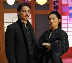 映画の舞台は近未来のボーダレスな世界。Gacktはジョシュ・ハートネット（写真左）の相棒役として、世界中の映画ファンに武士道の何たるかを伝授する。