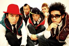 2003年発売の「SHORTCUT! 」や2005年の「ROUGH-CUT FIVE」といった映像作品にもライブ映像は収められているものの、ライブDVDという形でのリリースは今回が初となる。