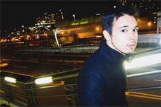 オフィシャルブログでは、軽妙な日本語で日常を綴っているLEO今井。ライブの裏話など、彼のユニークなキャラクターが垣間見える内容は必読。