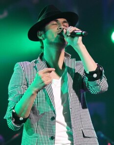 なお、ツアーは7月20日の沖縄・宜野湾海浜公園屋外劇場まで続く。