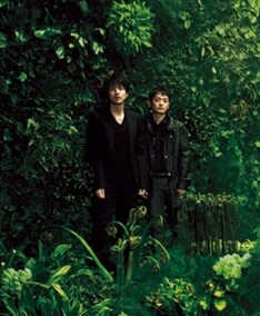 蔦谷は「WONDERFUL WORLD」の収録曲「凸凹」でデジタルなロックチューンをプロデュース。ゆずの新たな魅力を引き出した。