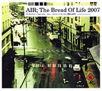 写真は昨年の弾き語りツアーの模様を収めたタワーレコード限定発売のライブアルバム「The Bread Of Life 2007」。