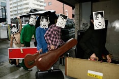 ツアーの来場者には、もれなくビークル特製ボールペンが配布される予定。ヒダカは「宿題や家計簿、勉強や日記のお供に使いながら、我々と文化的気分を味わいませんか！？」とファンに呼びかけている。